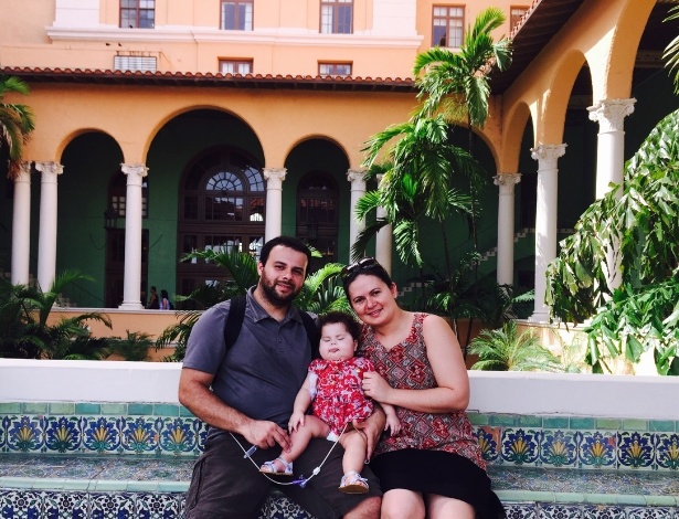 Sofia posa com os pais no dia do passeio após receber alta de hospital em Miami (EUA) - Arquivo pessoal