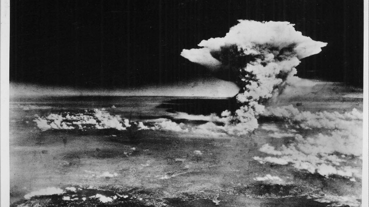 Militares dos Estados Unidos fotografam momento da explosão da bomba atômica em Hiroshima, no Japão, em 6 de agosto de 1945