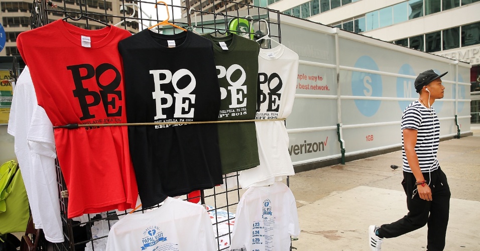 22.set.2015 - Camisetas celebrando a visita do papa Francisco a Filadélfia são vendidas na rua em Nova York