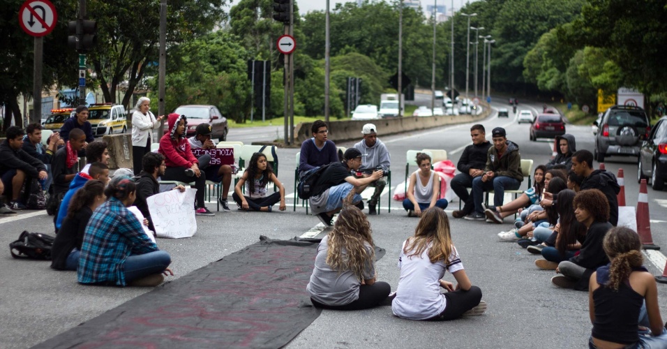 7.dez.2015 - Manifestação de estudantes ocupa três faixas da Rodovia Raposo Tavares, no km 12, em São Paulo (SP), na manhã desta segunda-feira. Mesmo após cancelamento da reorganização escolar, estudantes decidiram continuar com as ocupações e protestos no estado