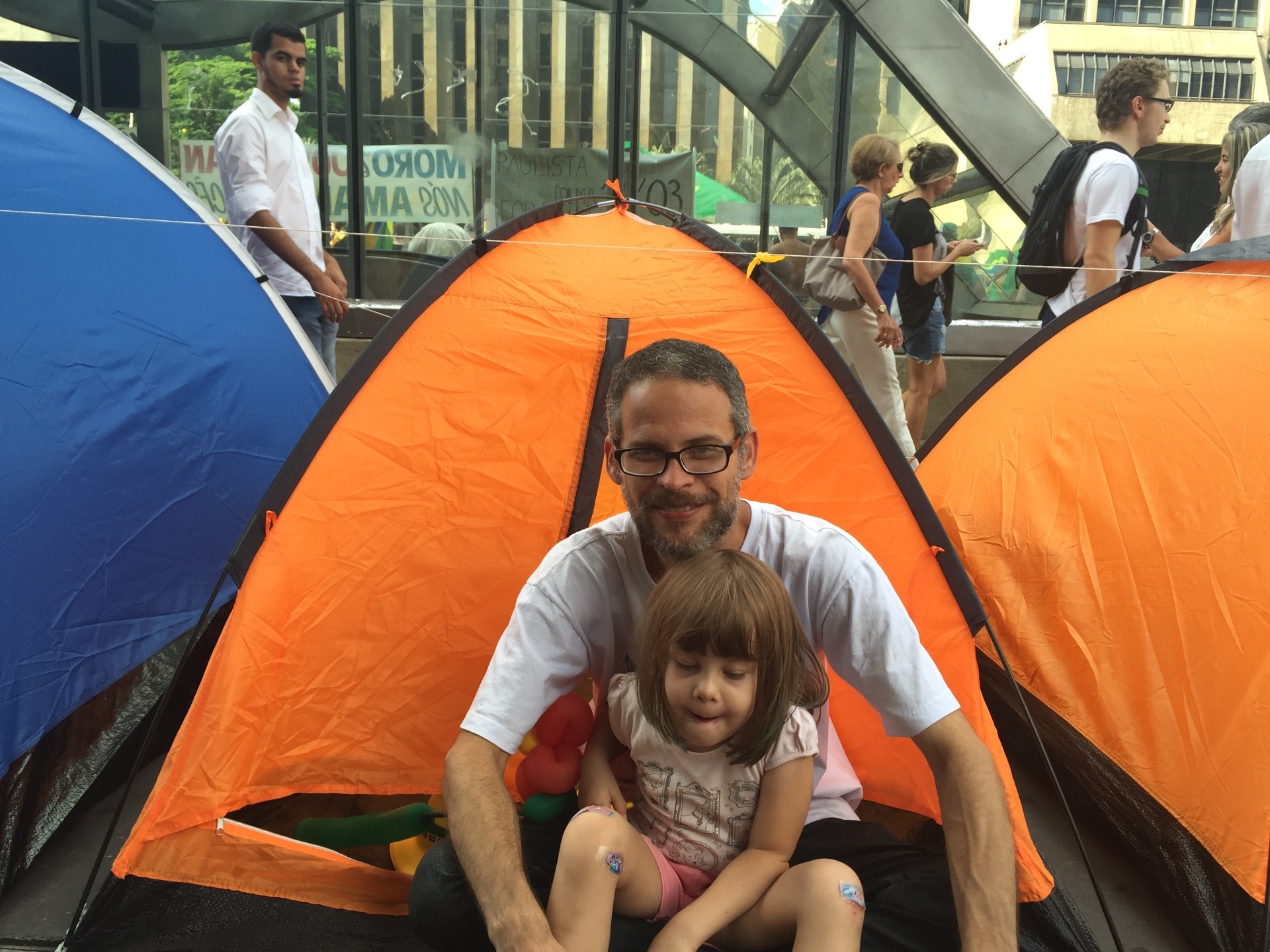 Tiago trabalha na construção civil e trouxe a filha para o protesto: "Eu sou independente. Fui anarquista na juventude e não acho que tenha um partido ou outro que esteja certo", conta. "Mas depois da nomeação do Lula, não deu mais. Vim pra cá na quarta e dormi na rua, antes de chegarem as barracas" - Pablo Raphael/UOL