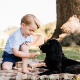 22.jul.2016 ? Primeiro filho de William e Kate Middleton, Príncipe George completa três hoje. Para comemorar a data, o Palácio de Kensington divulgou fotos do menino brincando com o cão de estimação da família, Lupo - Matt Porteous/Duke and Duchess of Cambridge