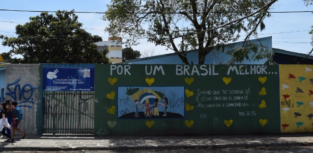 O colégio estadual Cruzeiro do Sul, no bairro de Santa Cândida, fica perto da divisa de Curitiba com Colombo - Janaina Garcia/UOL