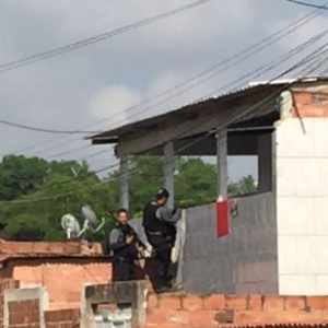 Policiais fazem operação em favela do Rio - Luis Kawaguti/UOL