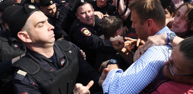 Policiais prendem o líder da oposição, Alexei Navalny, durante uma manifestação anti-Putin não autorizada AFP PHOTO /  - Kirill Kudryavtsev/AFP