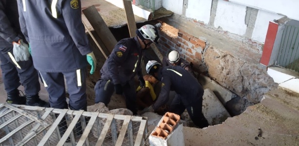Homem foi resgatado dos escombros com vários ferimentos pelo corpo - Divulgação/Corpo de Bombeiros