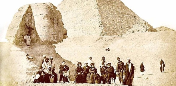 O imperador D. Pedro 2º nas pirâmides do Egito, em 1871, cercado por moradores do país - Reprodução
