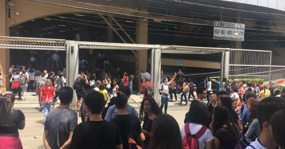 No campus da Uninove da Barra Funda, zona oeste de São Paulo, os portões foram abertos às 11h45 deste domingo (11), segundo dia de provas do Enem 2018. Os primeiros estudantes começaram, então, a se dirigir às salas
