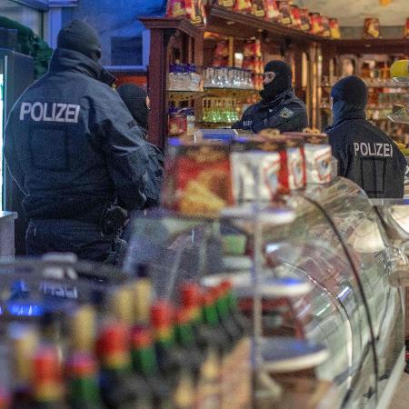 05.dez.2018 - Policiais europeus durante mega-operação que prendeu 90 suspeitos de ligação com a máfia italiana "Ndrangheta - 05.dez.2018 - Christoph Reichwein/DPA/AFP