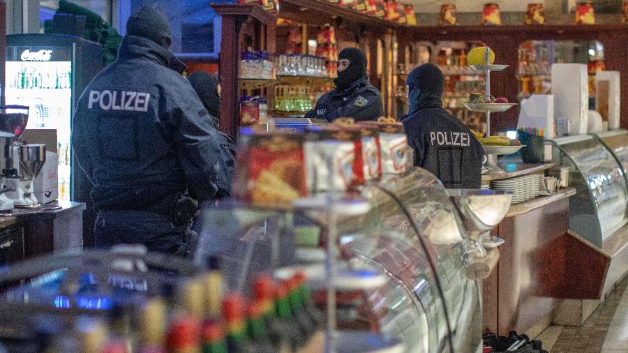 Policiais europeus durante mega-operação que prendeu 90 suspeitos de ligação com a máfia italiana "Ndrangheta em 2018 - 05.dez.2018 - Christoph Reichwein/DPA/AFP