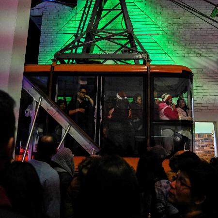 Pessoas dentro de cabine do teleférico, em Bogotá, no domingo (23), um dia antes do acidente - JUAN BARRETO/AFP