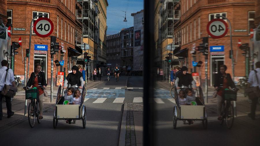 Moradores passeiam por rua em Copenhague, capital da Dinamarca - Ilvy Njiokiktjien/The New York Times