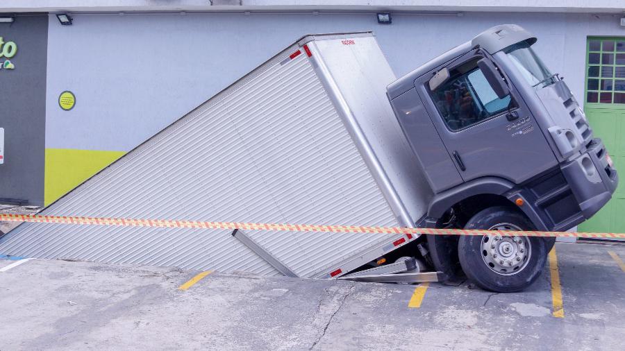14.fev.2019 - Chão de estacionamento cede na madruga desta quinta-feira e caminhão cai sobre academia em São Paulo, ninguém ficou ferido. - CESAR CONVENTI/FOTOARENA/FOTOARENA/ESTADÃO CONTEÚDO