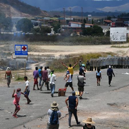 Manifestantes atiram pedras na fronteira entre Venezuela e Brasil, em Pacaraima - Nelson Almeida -24.fev.2019 /AFP