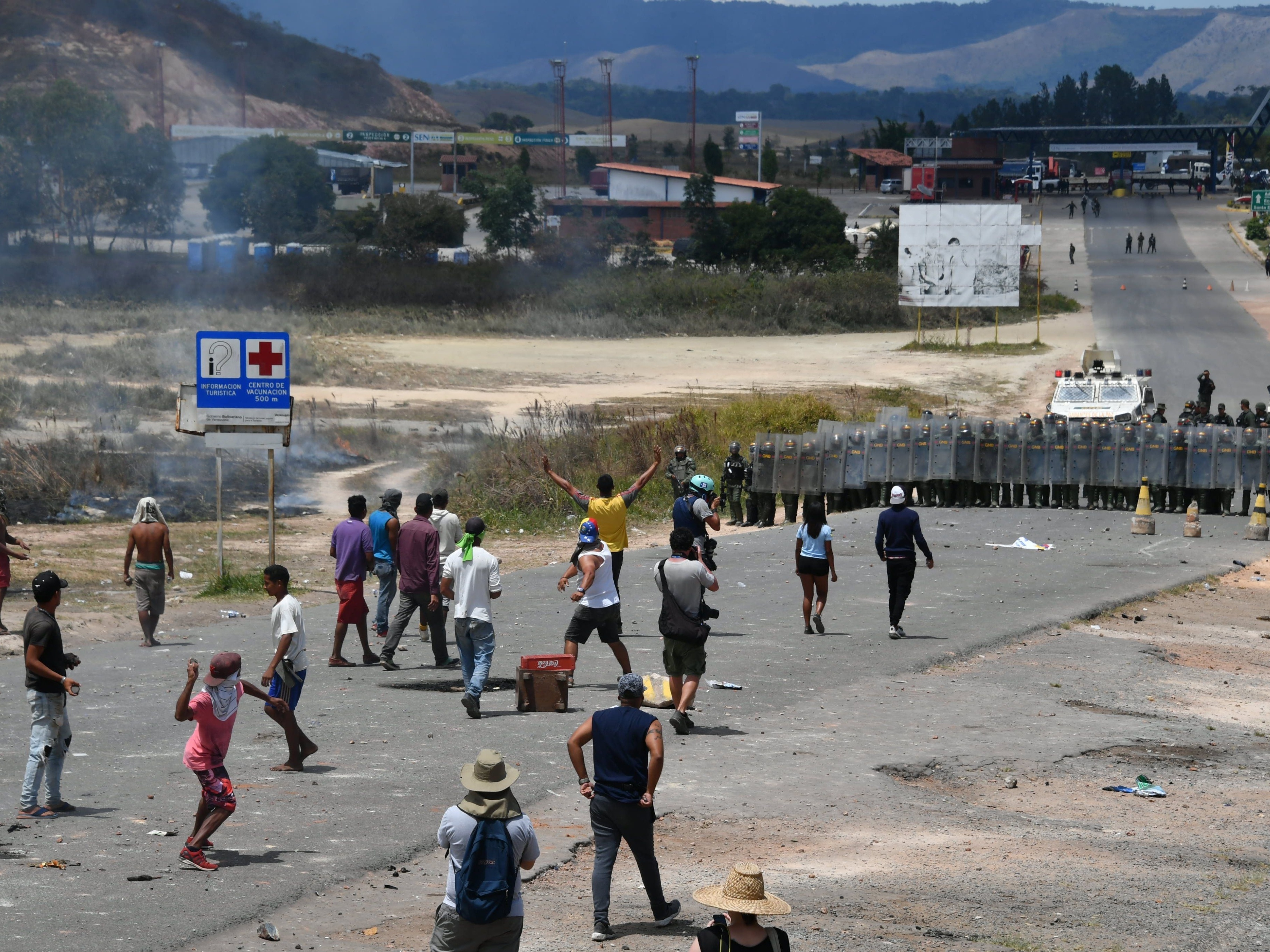 Exército da Venezuela entra em confronto com manifestantes na