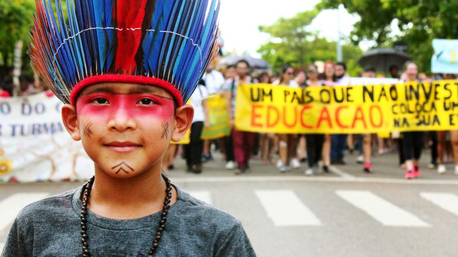 30.mai.2019 - Manifestantes, entre eles estudantes da Universidade Federal de Roraima (UFRR) e indígenas, protestam contra o contingenciamento de 30% do orçamento - Priscilla Torres/PhotoPress/Estadão Conteúdo
