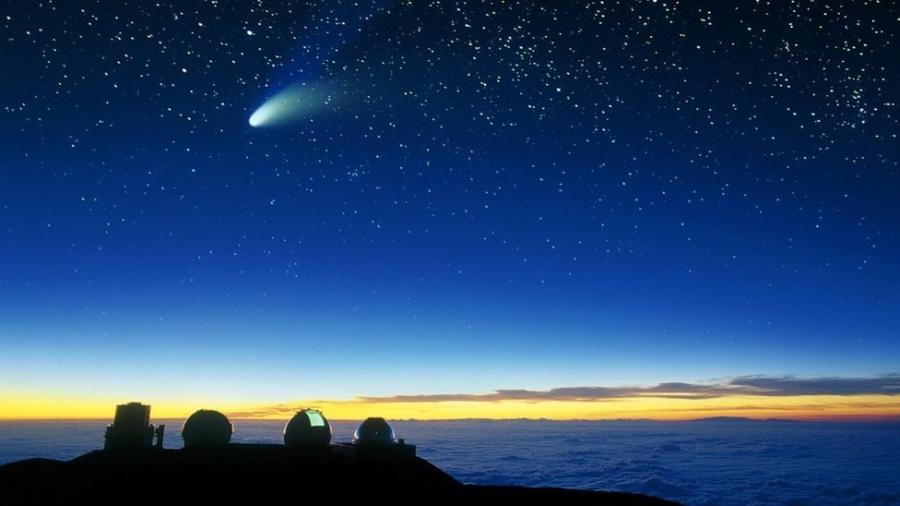 Foi assim que o Cometa Halle-Bop foi visto do vulcão Mauna Kea, no Havaí - Science Photo Library