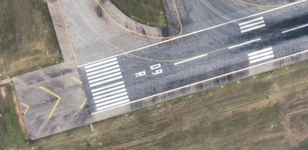 O número 09 na cabeceira da pista indica que a bússola do avião deve apontar para 90º, ao leste