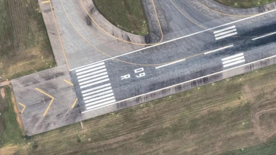 Os números na cabeceira das pistas dos aeroportos, como este em Guarulhos (SP), indicam orientação de bússola - Reprodução