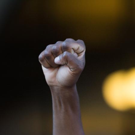 12.jul.2016 - Manifestante levanta o punho em protesto contra o racismo nos EUA - br-photo/Getty Images