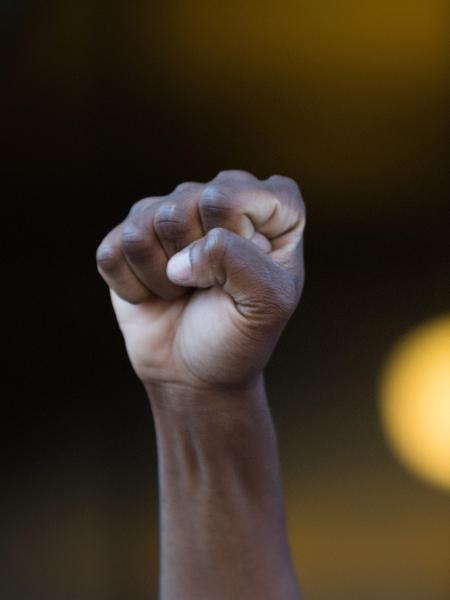 Manifestante levanta o punho, símbolo do movimento black power, em protesto contra o racismo em Los Angeles - br-photo/Getty Images