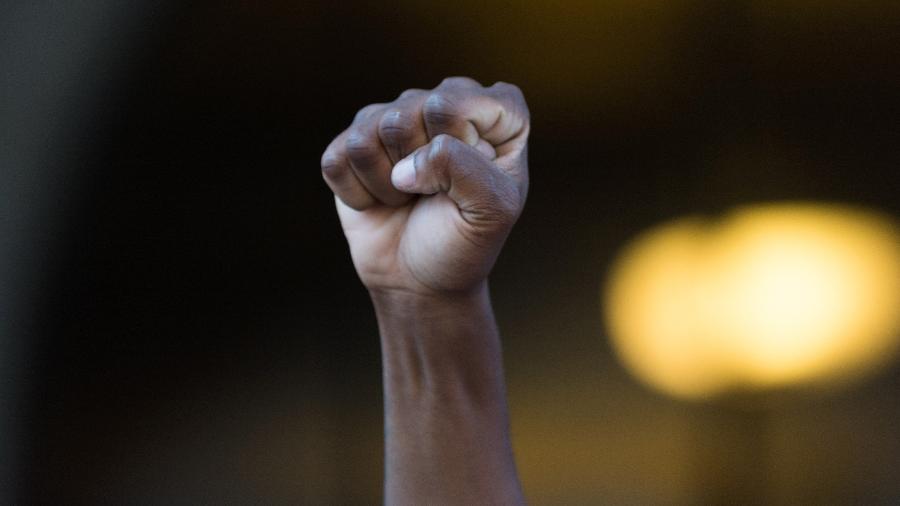 Manifestante levanta o punho símbolo do movimento "black power" em Los Angeles em protesto contra o racismo - br-photo/Getty Images