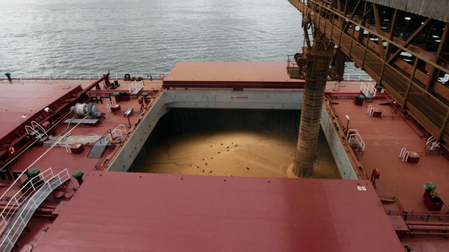 Navio é carregado com soja para exportação no porto de Santos (SP) - Paulo Whitaker