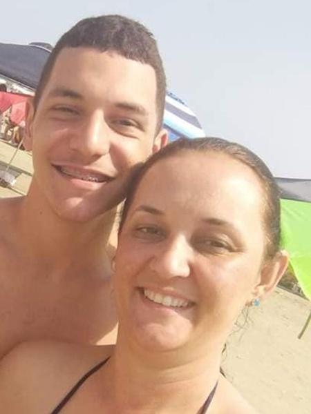Flaviana Gonçalves e o filho Juan: corpos foram achados carbonizados em um carro - Reprodução/Facebook