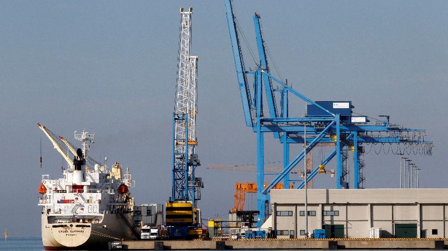 Imagem de arquivo mostra um navio container atracado no porto italiano de Civitavecchia, perto de Roma - Giampiero Sposito/Reuters