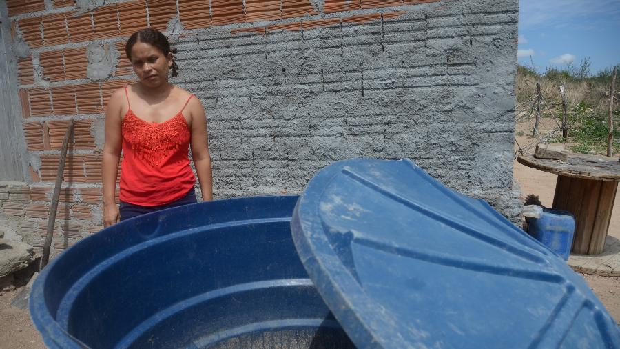 Mãe de quatro filhos, Joseane Maria da Conceição, 31, busca água todos os dias com um balde de 20 litros em terreno vizinho - Beto Macário/UOL