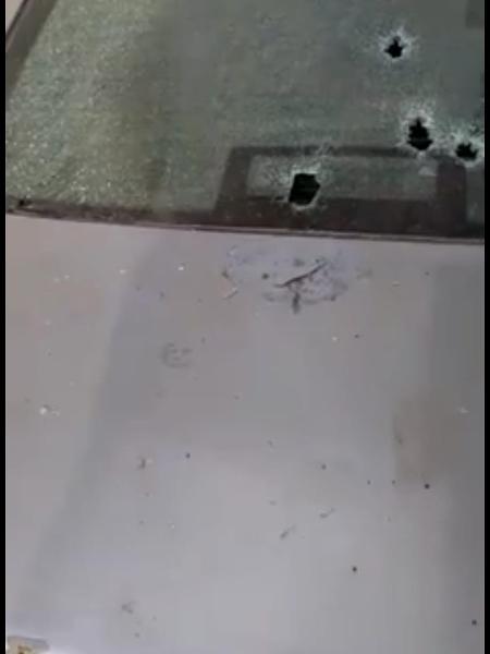 Carro perfurado por tiros, na favela Vila Kennedy (RJ) - Reprodução de vídeo