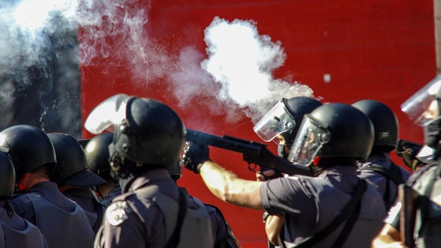31.mai.2020 - Policial dispara bomba contra manifestantes em ato na avenida Paulista - Roberto Sungi/Futura Press/Estadão Conteúdo
