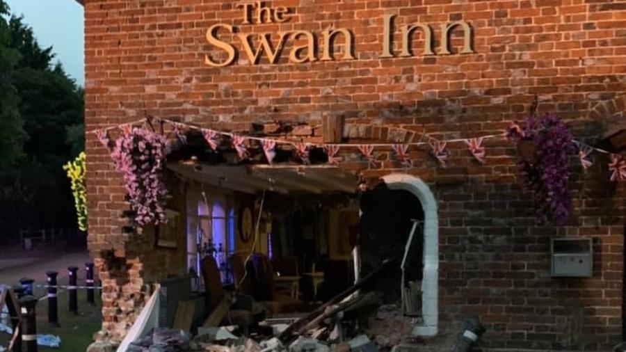 Carro bateu e destruiu a parede da frente de um pub em Ashford, em Kent, no dia em que iria reabrir - Reprodução/Facebook