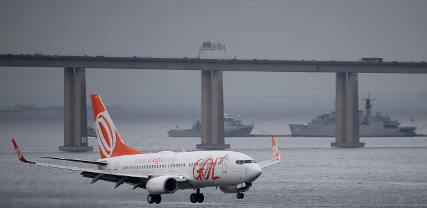 Avião da Gol se prepara para pousar no aeroporto Santos Dumont, no Rio de Janeiro