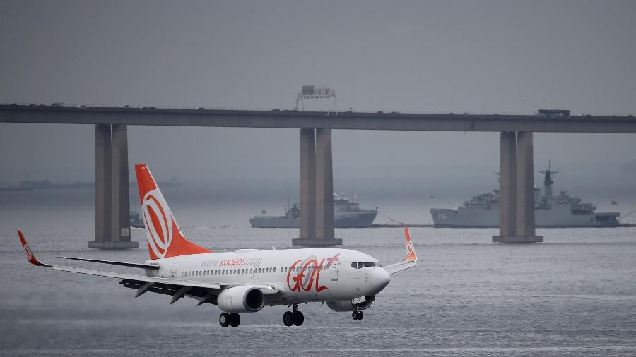 Avião da Gol se prepara para pousar no aeroporto Santos Dumont, no Rio de Janeiro - Reprodução