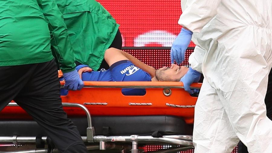Atacante Pedro, do Chelsea, foi retirado do campo de maca após se lesionar durante final da Copa da Inglaterra contra o Arsenal - 