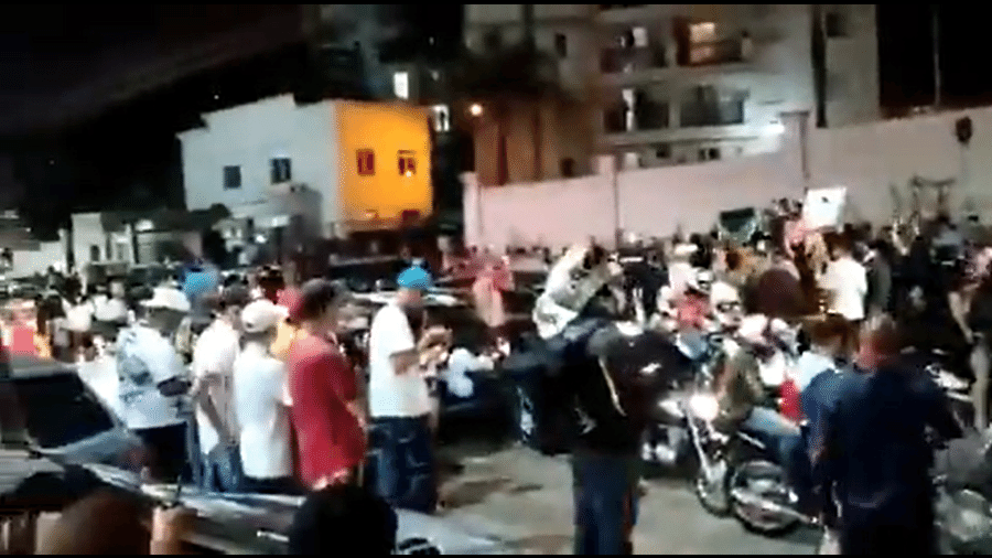 As pessoas participaram do protesto a pé, em carros e em motos - Reprodução/Twitter
