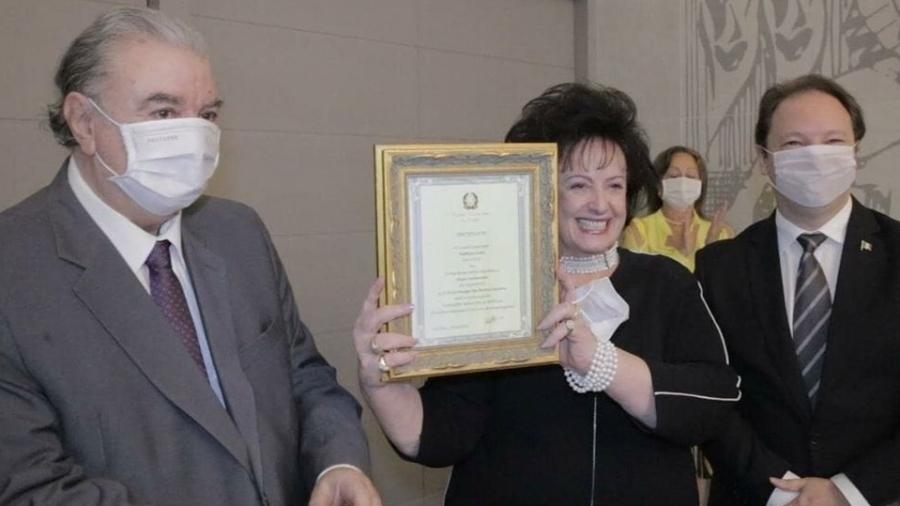 A primeira-dama de Curitiba, Margarita Sansone, recebe a Ordem Honorífica Stella D"Italia sem máscara - Reprodução/Instagrame