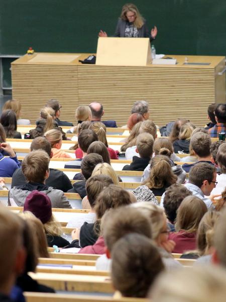 Professora em sala de aula durante aplicação de prova de vestibular - Getty Images