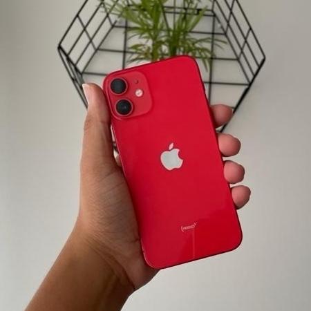 iPhone 12 mini (foto) é o modelo mais compacto da empresa com 5G atualmente - Bruna Souza Cruz/Tilt