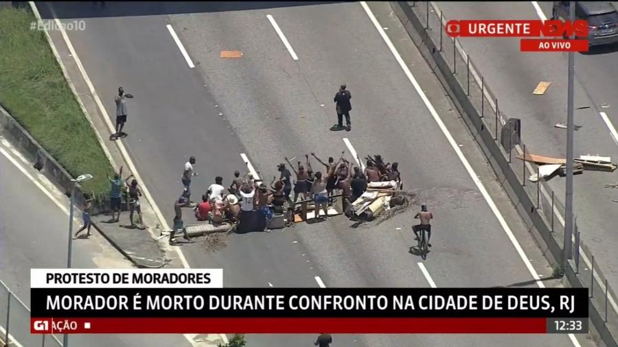 Moradores fazem barricada como protesto pela morte de homem na Cidade de Deus - Reprodução/GloboNews