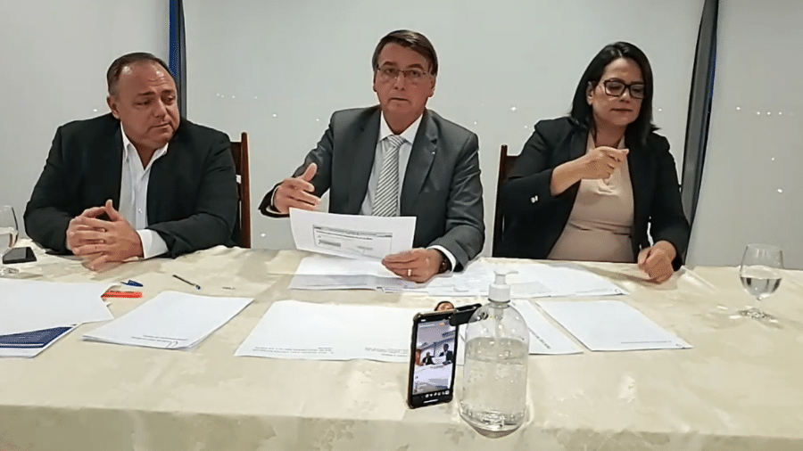 14.jan.2021 - Jair Bolsonaro (sem partido) com o ministro da Saúde, general Eduardo Pazuello, em live semanal transmitida pelas redes sociais - Reprodução/Redes sociais