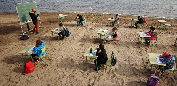 Em meio à pandemia, crianças na Espanha trocam salas por aulas na praia