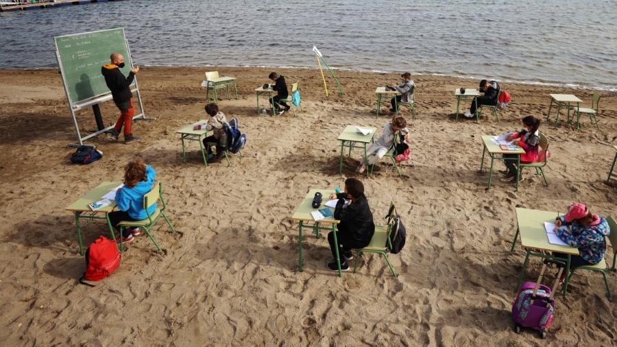 Crianças têm aulas na praia na Espanha - REUTERS