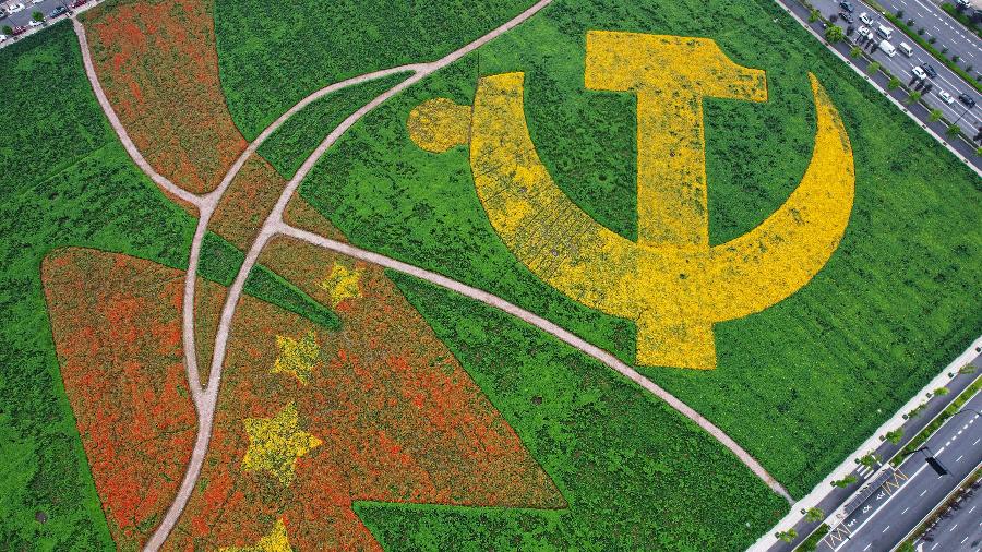 Foto aérea mostra imagem formada por flores de comemoração dos 100 anos do Partido Comunista Chinês em Hangzhou, na China  - STR/AFP