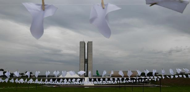 Lenços brancos homenageiam vítimas da covid-19 em varal montado no gramado do Congresso Nacional