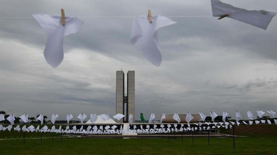 Lenços brancos homenageiam vítimas da covid-19 em varal montado no gramado do Congresso Nacional - Mateus Bonomi/Agif - Agência de Fotografia/Estadão Conteúdo