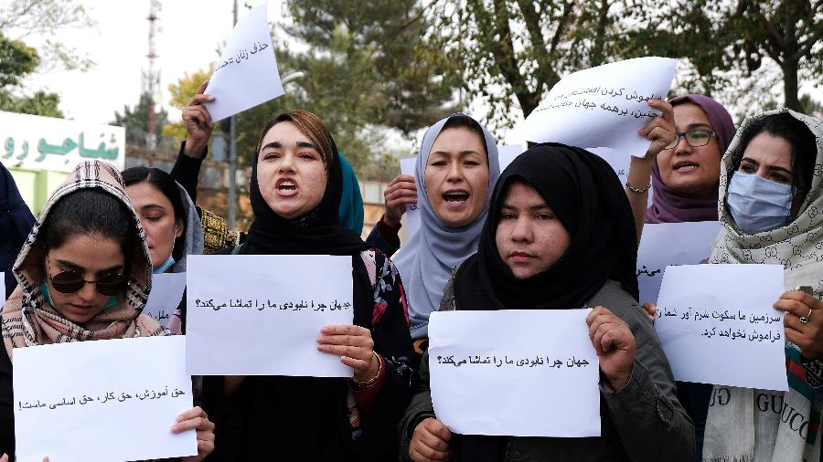 26.out.21 - Mulheres seguram cartazes durante um protesto em Cabul, conclamando a comunidade internacional a se manifestar em apoio aos afegãos que vivem sob o domínio do Talibã - JAMES EDGAR/AFP