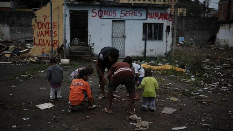 Família em situação de pobreza no Brasil - GETTY IMAGES