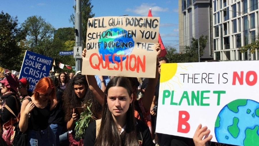 Jovens em protesto que pede medidas contra as mudanças climáticas - Reuters